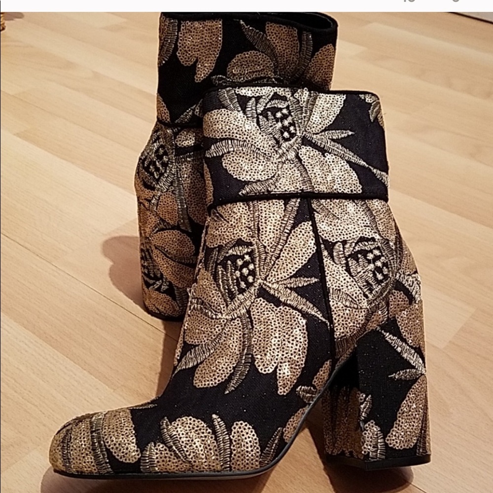 SOLD!! Steve Madden Booties! 7.5